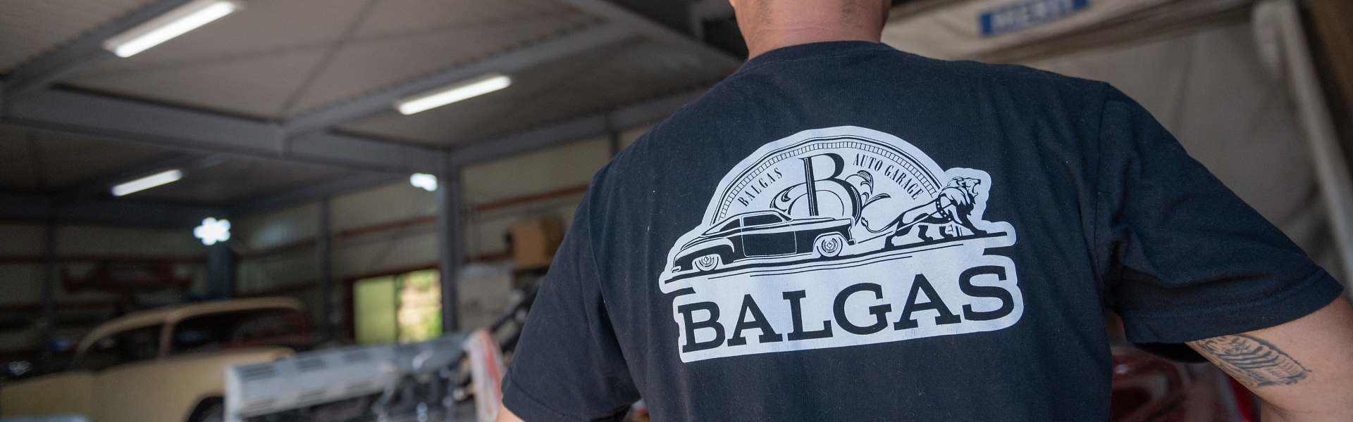 ロゴ入りTシャツ